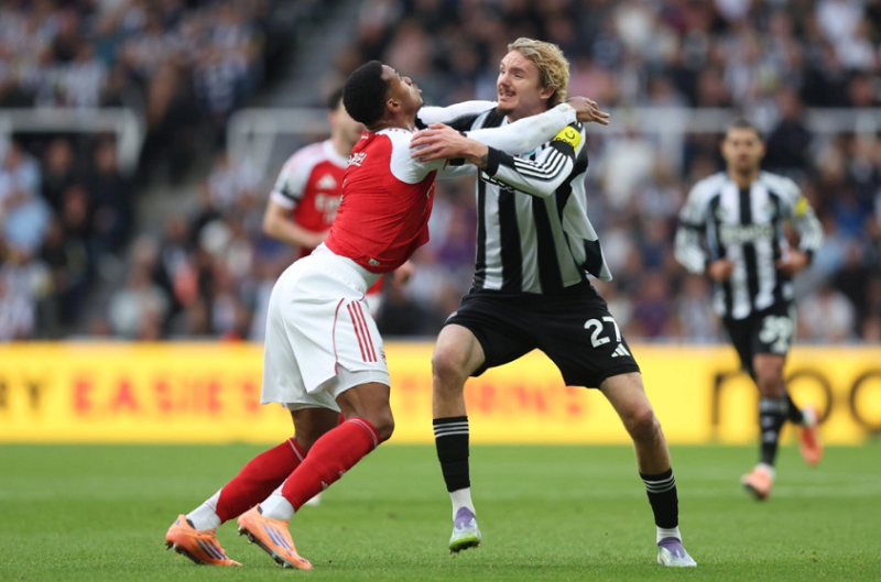 Woltemade lạnh lùng từ chối lời xin lỗi của Gabriel sau trận thua Arsenal