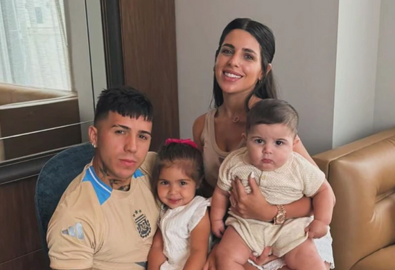 Ảnh gia đình tưởng êm ấm của Enzo Fernandez lại thổi bùng nghi vấn rạn nứt hôn nhân